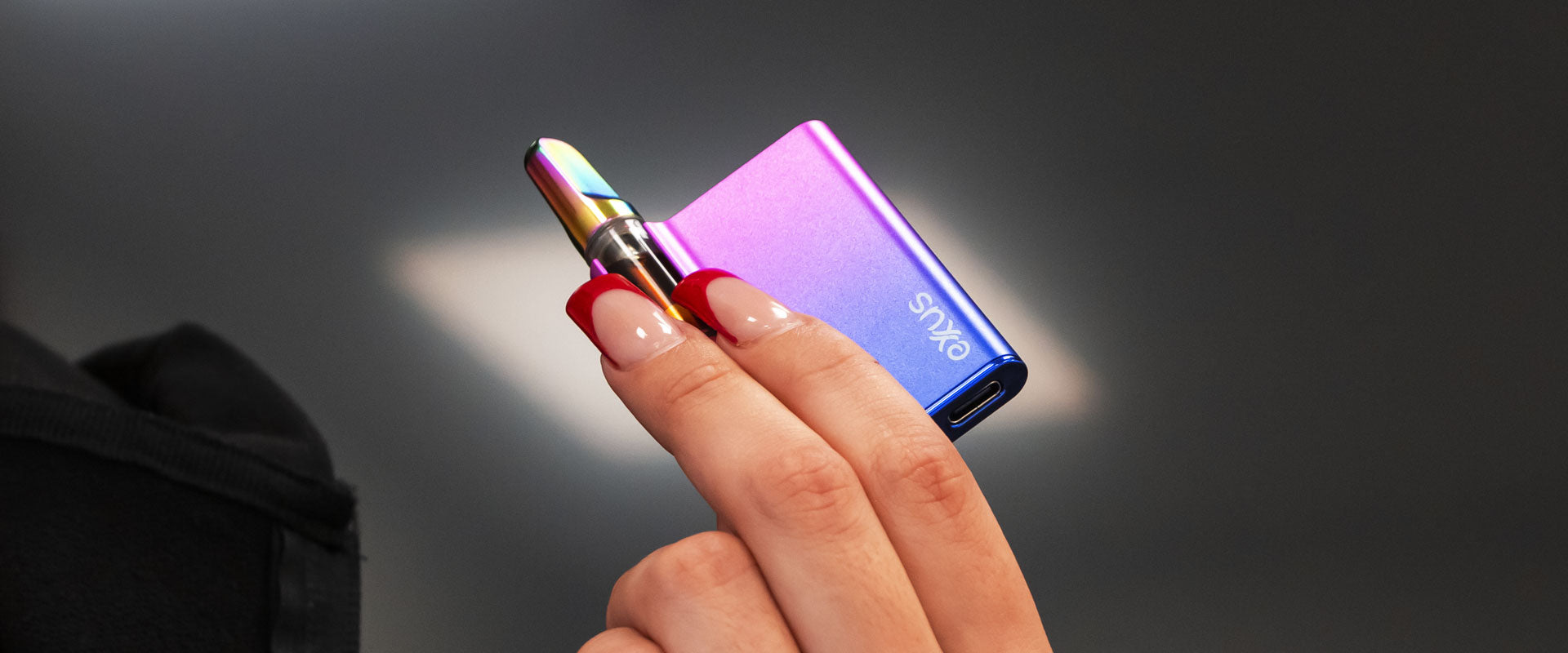 Person holding Exxus Palm Pro in front of reflected glass
