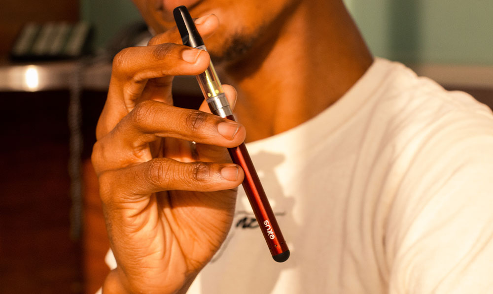 Person holding an Exxus Slim 510 thread battery