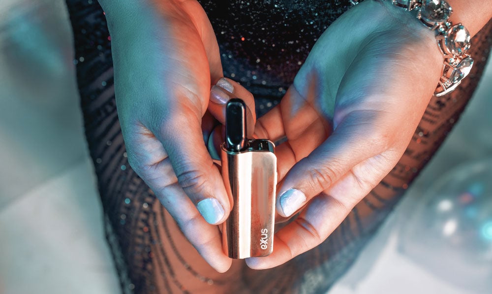Exxus Snap VV mini in woman's hands between knees