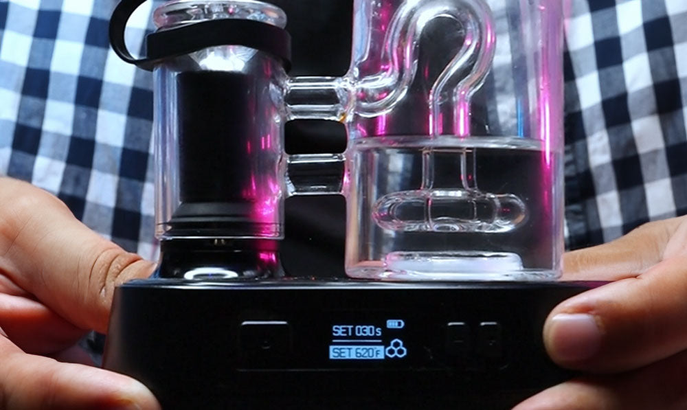 man holding the Exxus GO Plus set to high temperature